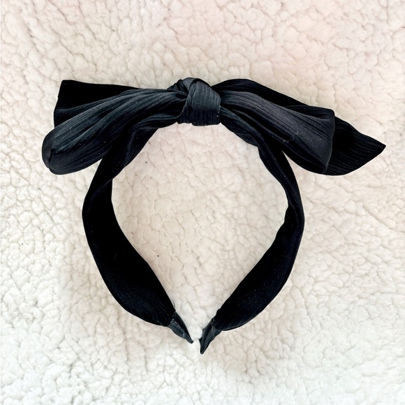 FREE with bundle 🖤 NWOT Bow Headband 🖤 - Picture 1 of 2